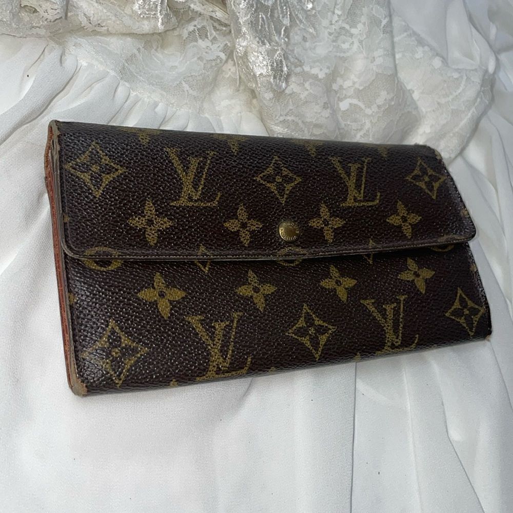 Authentic Louis Vuitton Monogram Sarah Wallet